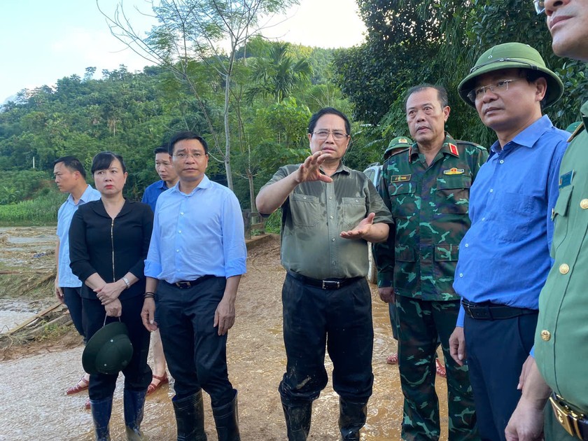 Thủ tướng Phạm Minh Chính đã trực tiếp tới hiện trường thôn Làng Nủ (Lào Cai) để thị sát tình hình, thăm hỏi, động viên và chỉ đạo công tác cứu hộ, cứu nạn, khắc phục hậu quả thiên tai.