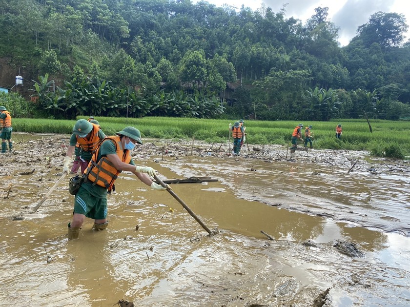 'Căng mình' tìm nạn nhân, hối hả ổn định lại cuộc sống nơi lũ dữ tàn phá ở Lào Cai