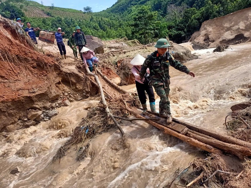 Hàng trăm người tham gia tìm kiếm nạn nhân mất tích tại Nậm Lúc (Lào Cai)