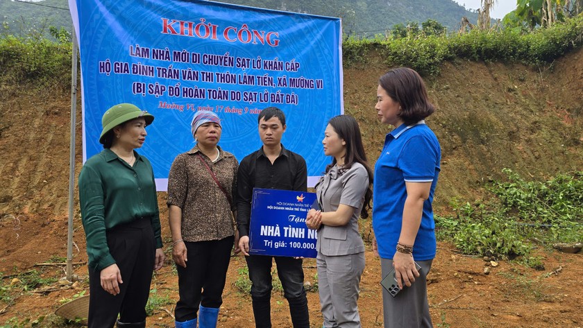 Lãnh đạo huyện Bát Xát và Hội doanh nhân trẻ tỉnh Lào Cai động viên em Trần Văn Thi