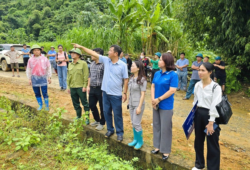 Ông Nguyễn Trung Triều, Bí thư Huyện uỷ Bát Xát thông tin về địa điểm sẽ xây dựng nhà cho hộ dân bị thiệt hại do thiên tai