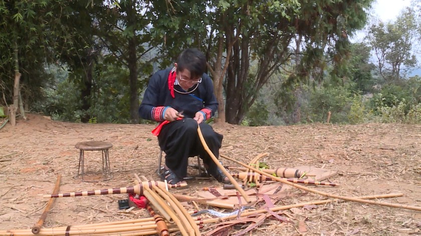 Nghệ nhân Hờ A Pàng đang chế tác khèn Mông.