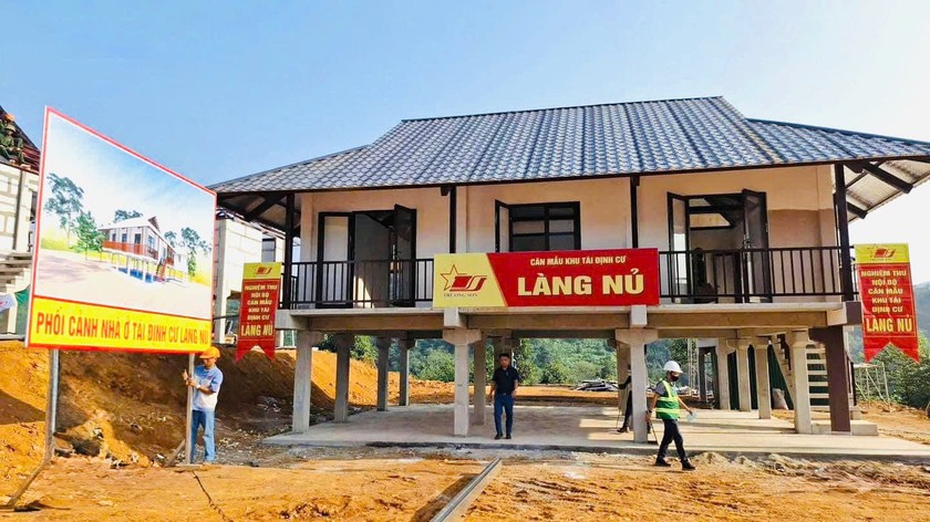 Những ngôi nhà mới khang trang, kiên cố ở khu tái định cư thôn Làng Nủ.