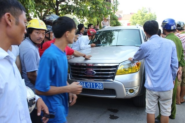 Hàng trăm người dân bao vây xe biển xanh sau va quệt giao thông