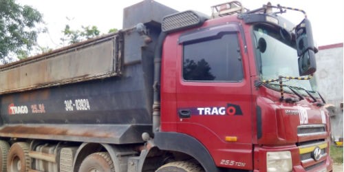 Thanh Hóa: Bắt đoàn xe chở quặng vượt quá tải trọng