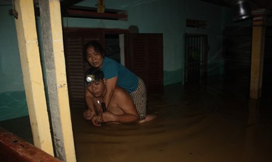 Người Thanh Hóa 'nghì ngụp' di tản trong đêm vì nước dâng gần nóc nhà