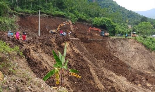 Nhiều đoạn đường lên Mường Lát bị sạt lở nghiêm trọng