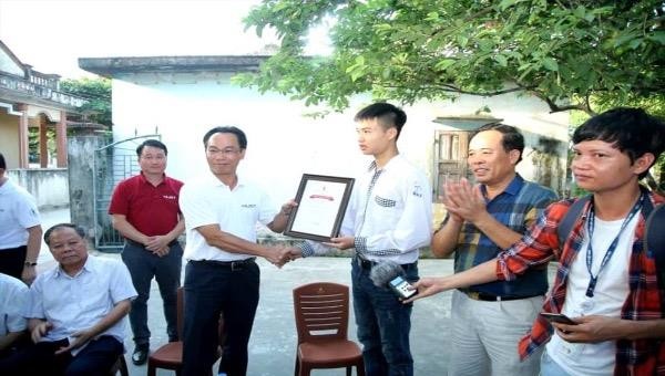 Thủ khoa Xứ Thanh được Hiệu trưởng Đại học Bách khoa Hà Nội về tận nhà trao học bổng