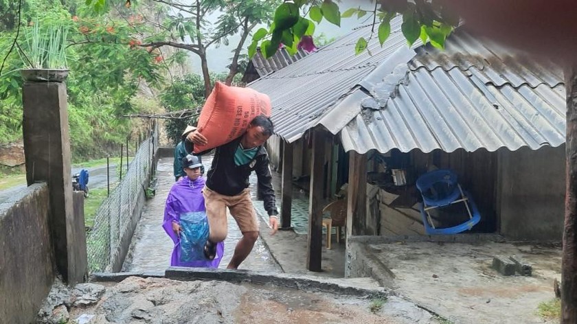 Người dân cùng lực lượng chức năng sơ tán người và tài sản đến nơi an toàn (Ảnh: Phúc Ngư)