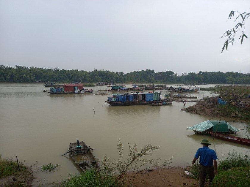 Làng chài Thủy Cơ (xã Thiệu Vũ, huyện Thiệu Hóa, tỉnh Thanh Hóa) gồm hàng chục chiếc thuyền được quây tôn, đóng ván tuềnh toàng, nối đuôi nhau, nằm dọc sông Chu.