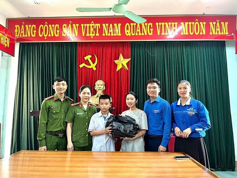 Thanh Hóa: Biểu dương học sinh nhặt được tiền trả lại người mất