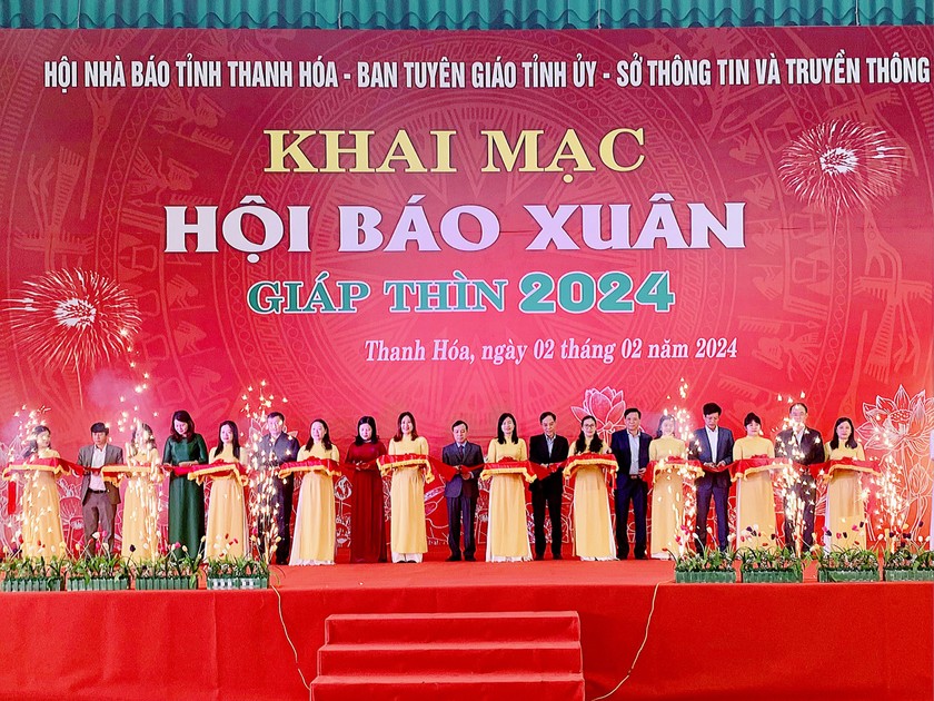 Các đại biểu cắt băng khai mạc Hội Báo Xuân Giáp Thìn 2024.