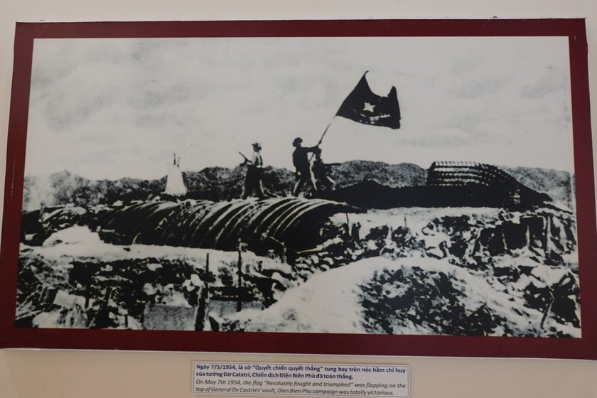 Cờ Quyết chiến quyết thắng của Quân đội Nhân dân Việt Nam bay phấp phới trên nắp hầm của tướng Đờ Cát.