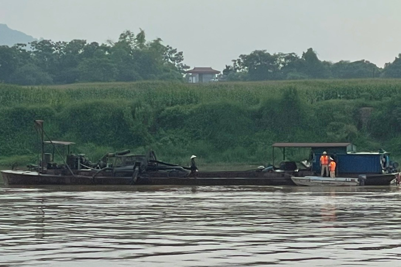 Phương tiện thuyền sắt do anh N.V.T điều khiển đang bơm hút cát bị tổ công tác phát hiện, bắt giữ (Ảnh: CATH)