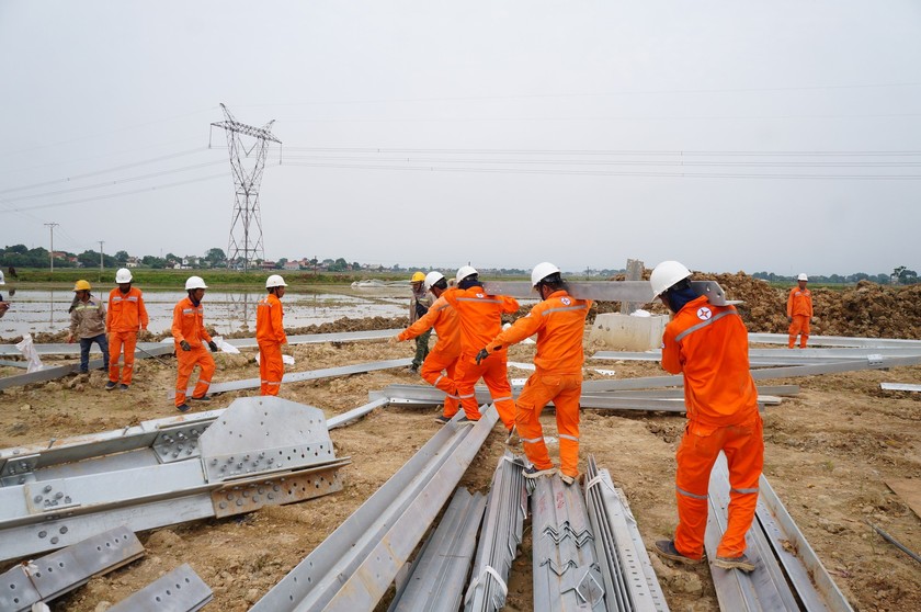 Thi công dự án đường dây 500kV mạch 3 tại vị trí 191 thôn Thái Niên, thị trấn Hậu Hiền, huyện Thiệu Hóa, tỉnh Thanh Hóa.