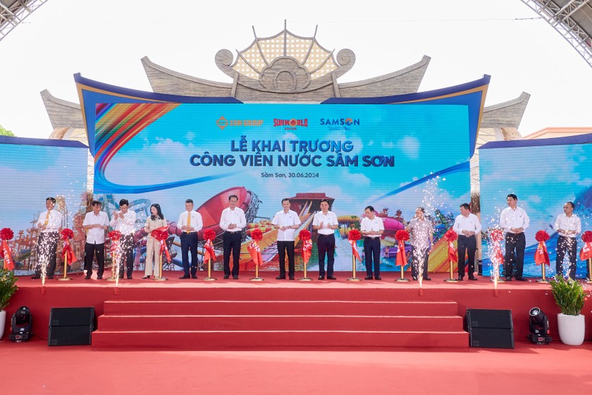Các đồng chí lãnh đạo tỉnh Thanh Hóa và Tập đoàn Sun Group cắt băng khai trương Công viên nước SunWorld Sầm Sơn.