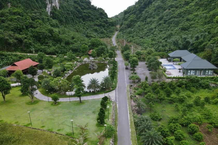 Các công trình trái phép "mọc" trên đất quốc phòng (bên phải) và đất do UBND xã Hà Long, huyện Hà Trung (bên trái) quản lý (Ảnh: Minh Tuấn).