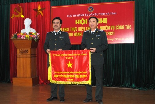 Chi cục THADS huyện Kỳ Anh được UBND tỉnh Hà Tĩnh tặng Cờ thi đua.
