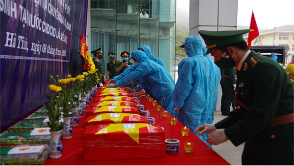 11 hài cốt liệt sĩ quân tình nguyện và chuyên gia Việt Nam hy sinh tại Lào được an táng tại tại Nghĩa trang liệt sỹ Nầm, huyện Hương Sơn (Hà Tĩnh).