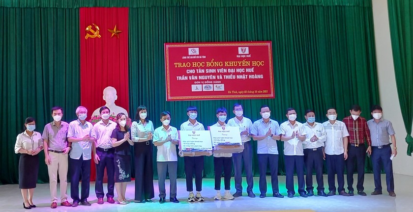 Đại học Huế trao học bổng và nhiều phần quà cho 2 tân sinh viên mồ côi vừa đỗ đại học.