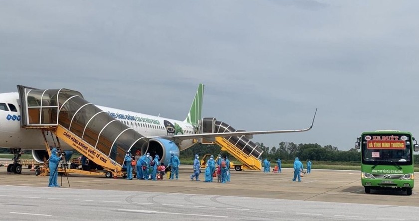 Chuyến bay thứ 2 Hà Tĩnh tổ chức đón phụ nữ mang thai và trẻ em về quê tránh dịch.