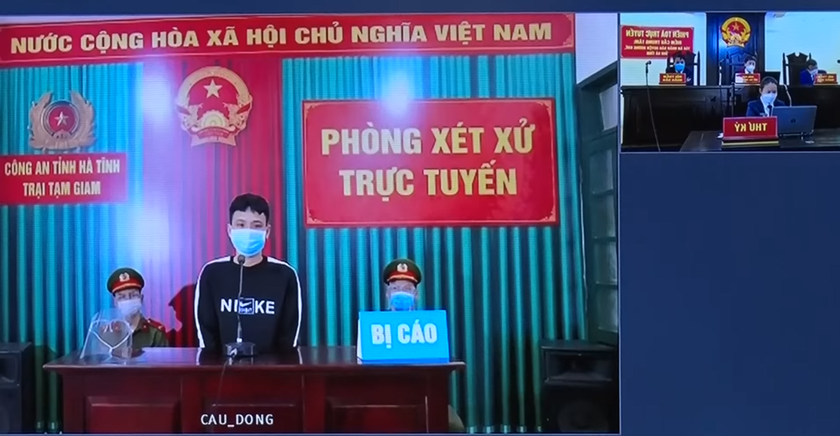 Bị cáo Điệp tham dự phiên xử từ điểm cầu Trại tạm giam Công an Hà Tĩnh trong khi Hội đồng xét xử tham gia phiên toà tại điểm cầu TAND huyện Hương Khê.