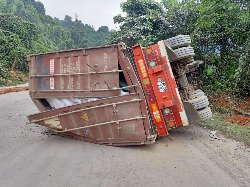 Chiếc xe đầu kéo lao vào vách núi lật nghiêng trên QL8A tài xế bị đè tử vong..