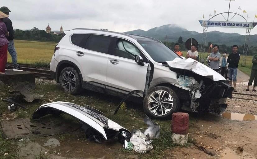 Năm người thoát nạn khi ô tô bị tàu hoả hất văng xuống ruộng.