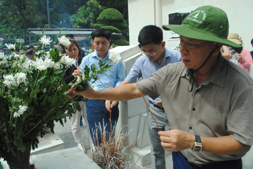 Đoàn công tác của Báo PLVN do TS. Đào Văn Hội - Bí thư Đảng ủy, Tổng Biên tập dẫn đầu hành trình về địa chỉ đỏ Ngã ba Đồng Lộc.