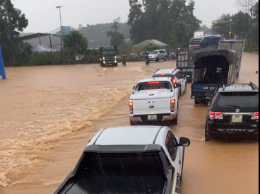 Đường Hồ Chí Minh qua xã Phúc Đồng huyện Hương Khê ngập sâu. Ảnh: CTV