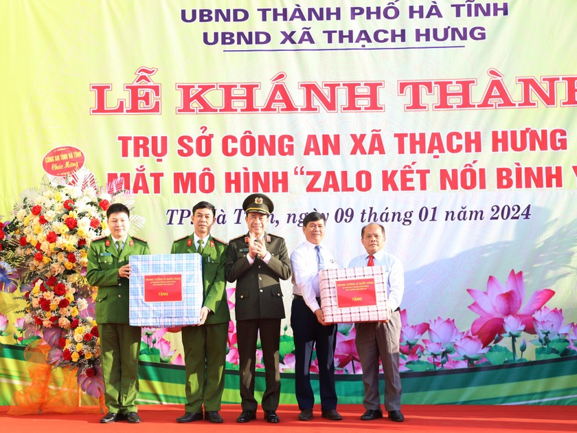 Trung tướng Lê Quốc Hùng – Thứ trưởng Bộ Công an trao quà cho UBND xã và Công an xã Thạch Hưng. Ảnh: PV