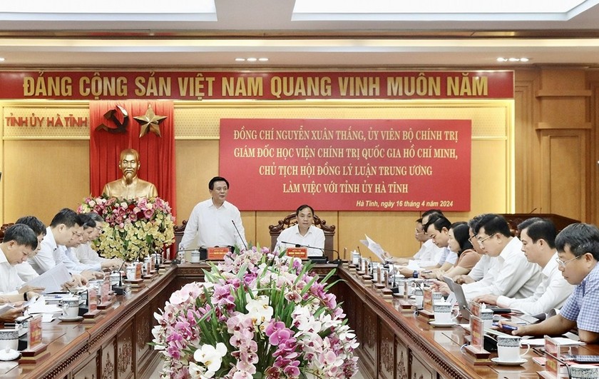 Ông Nguyễn Xuân Thắng - Ủy viên Bộ Chính trị, Giám đốc Học viện Chính trị Quốc gia Hồ Chí Minh, Chủ tịch Hội đồng Lý luận Trung ương và đoàn công tác làm việc với Tỉnh ủy Hà Tĩnh. Ảnh: PV