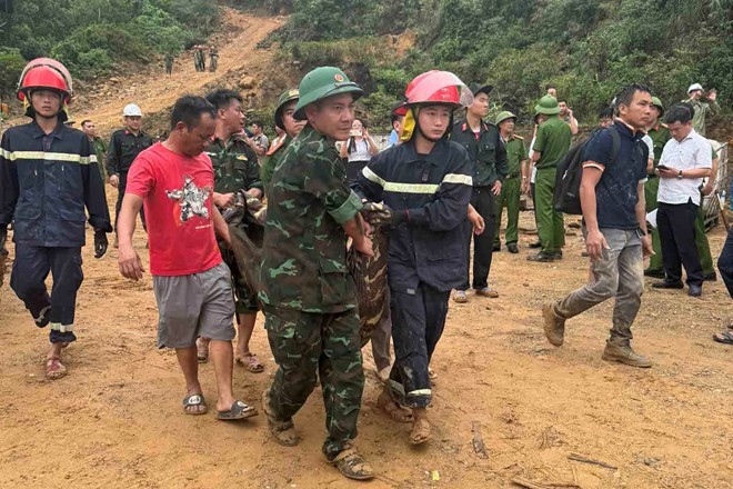 Lực lượng chức năng đưa công nhân bị thương đi cấp cứu. Ảnh: CTV