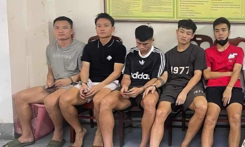 5 cầu thủ CLB bóng đá Hồng Lĩnh Hà Tĩnh bị khởi tố (từ trái qua: Tuấn, Trung, Thắng, Học và Trường). Ảnh: CACC