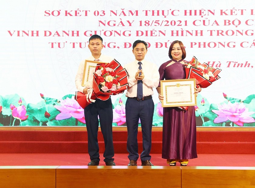 Phó Bí thư Thường trực Tỉnh ủy Trần Thế Dũng trao bằng khen của Ban Tuyên giáo Trung ương cho 1 tập thể, 1 cá nhân điển hình trong học và làm theo Bác năm 2023. Ảnh: Văn Đức