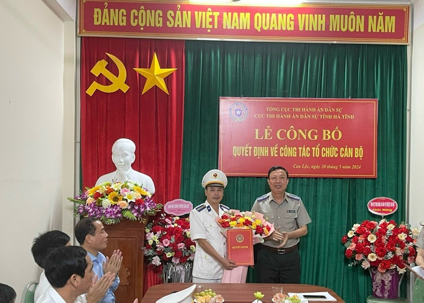 Và trao quyết định của Cục trưởng Cục THADS tỉnh Hà Tĩnh bổ nhiệm ông Hồ Thanh Tùng giữ chức vụ Phó Chi cục trưởng Chi cục THADS huyện Can Lộc. Ảnh: PV