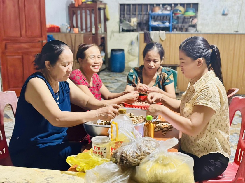 Người dân thôn Đồng Giang, xã Thạch Khê, tự tay chế cá, tép khô gửi ủng hộ bà con vùng lũ miền Bắc. Ảnh: PV