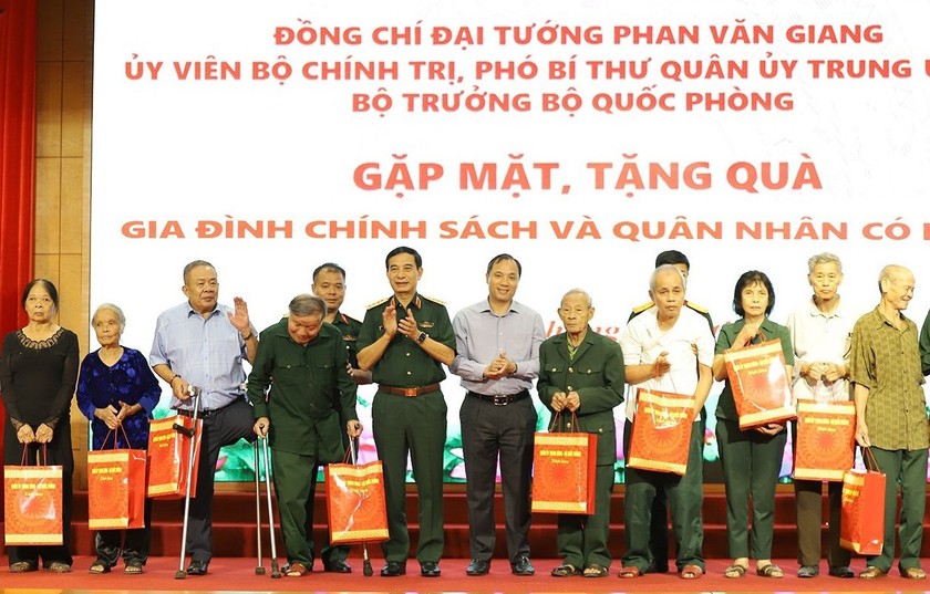 Đại tướng Phan Văn Giang - Bộ trưởng Bộ Quốc phòng trao quà cho các gia đình chính sách có hoàn cảnh khó khăn. Ảnh: BHT