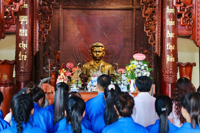 Đoàn viên, thanh niên trong và ngoài tỉnh về dâng hương, tưởng niệm đồng chí Lý Tự Trọng. Ảnh: PV