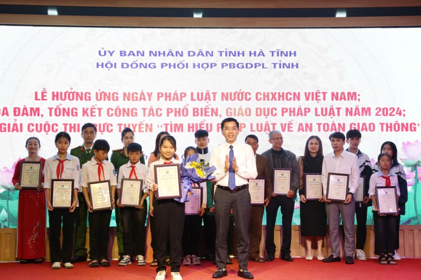 Ban tổ chức trao giải nhất cho em Lê Ngọc Bảo An học sinh lớp 7A5 Trường THCS Thư Thọ, Kỳ Anh và các cá nhân đạt giải nhì, ba và khuyến khích của cuộc thi. Ảnh: Hữu Anh