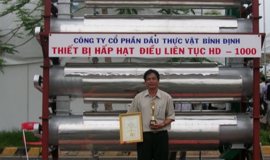 Thiết bị hấp hạt điều liên tục của ông Thạnh.