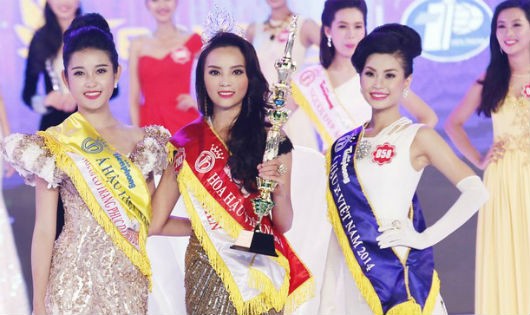 Lần đầu tiên hoa hậu Việt Nam đương kim bị truất quyền đồng hành và trao vương miện