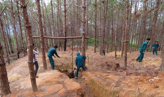 Lực lượng dân quân xã tiến hành san lấp, phá hủy các hầm vàng