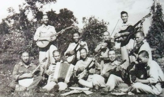 Nhạc sĩ Phạm Tuyên đứng đầu bên trái năm 1950 tại Việt Bắc