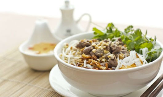 Làm bún bò chuẩn vị Nam Bộ