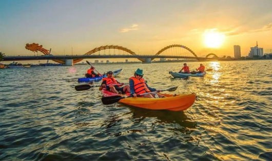 Chèo thuyền kayak trên sông Hàn.