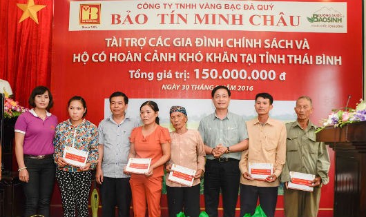 TGĐ trao phần quà cho các gia đình có hoàn cảnh khó khăn