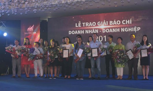 Ban tổ chức trao giải Doanh nhân – Người truyền lửa