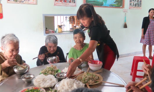 Chị Lời đang chăm sóc bữa ăn cho các mẹ tại trung tâm dưỡng lão.