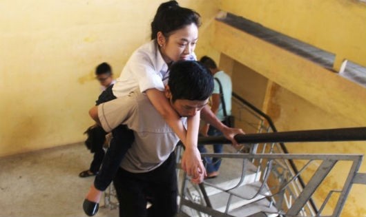  Ông Trần Phương 12 năm cõng con gái đến trường